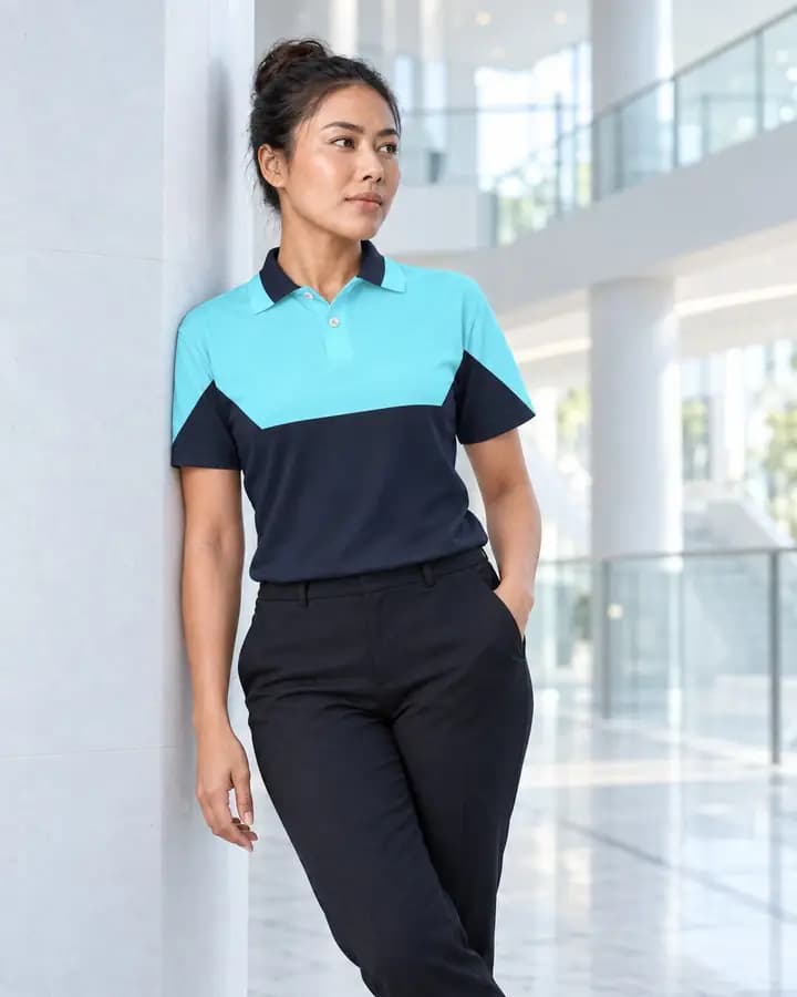เสื้อโปโลสีฟ้าน้ำทะเล คาดอกตัดเฉียง สีเทาเข้ม พร้อมปลายปกตัดต่อสี