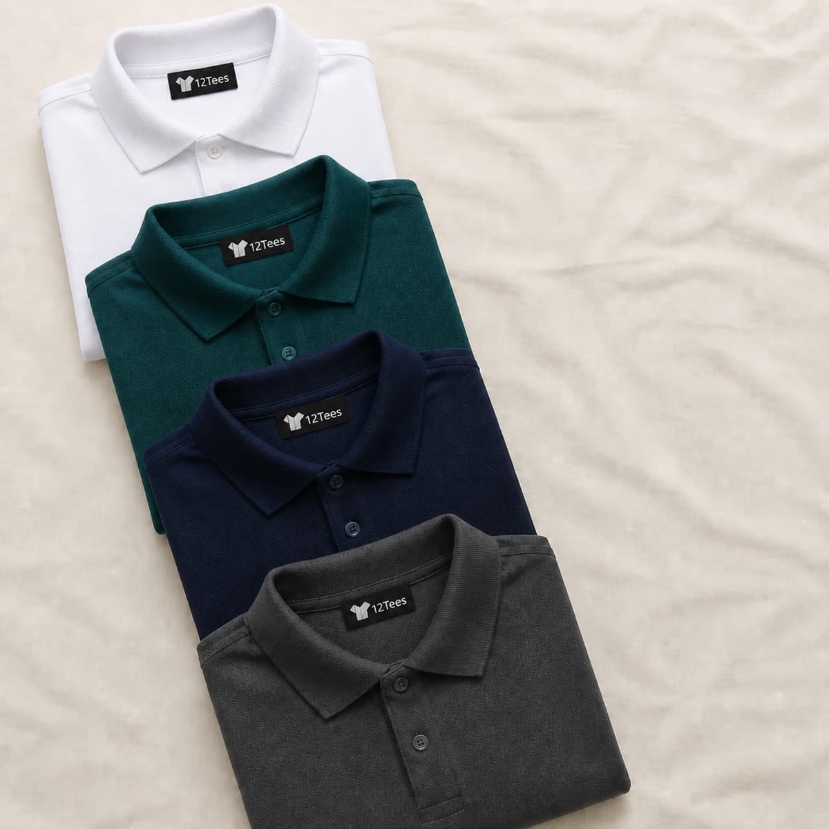 ภาพประกอบ เสื้อโปโลพับเรียง 4 สี ขาว เขียวเข้ม กรมท่า เทาถ่าน ติดป้ายทอ 12Tees ที่คอ