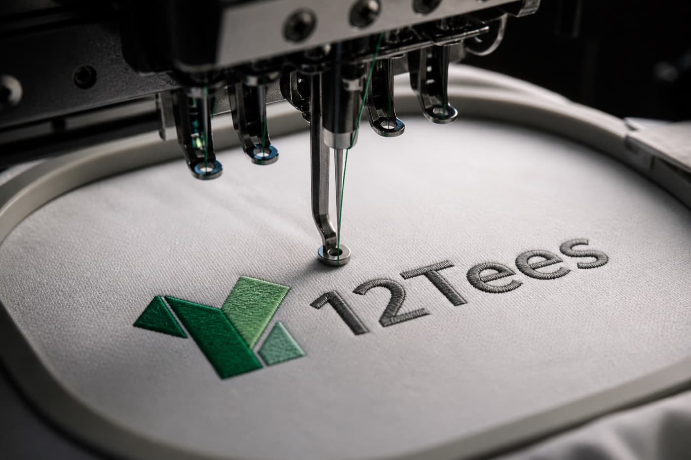 ภาพประกอบ เครื่องปักกำลังปักโลโก้ 12Tees ลงบนผ้า